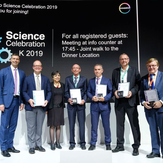 Covestro Science Celebration auf der K 2019: Dr. Markus Steilemann, CEO Covestro (l.) und Sucheta Govil, CCO Covestro (3. v. l.), ehren Prof. Newell Washburn von der Carnegie Mellon University, Pittsburgh (2. v. l.), und das Covestro-Team für nachhaltige Produktionstechnologie von Chlor. Covestro Science Celebration auf der K 2019: Dr. Markus Steilemann, CEO Covestro (l.) und Sucheta Govil, CCO Covestro (3. v. l.), ehren Prof. Newell Washburn von der Carnegie Mellon University, Pittsburgh (2. v. l.), und das Covestro-Team für nachhaltige Produktionstechnologie von Chlor.