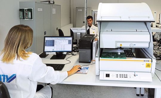 Bauteile und Baugruppen werden mit der Röntgenfluoreszenz-Analyse (RFA) untersucht. Es ist ein Verfahren, um die Qualität mit spezifischen Test- und Analyseverfahren abzusichern. Bauteile und Baugruppen werden mit der Röntgenfluoreszenz-Analyse (RFA) untersucht. Es ist ein Verfahren, um die Qualität mit spezifischen Test- und Analyseverfahren abzusichern.