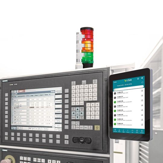 Einfach und schnell wird die c-Connect Box an die Maschine angeschlossen. Einfach und schnell wird die c-Connect Box an die Maschine angeschlossen.