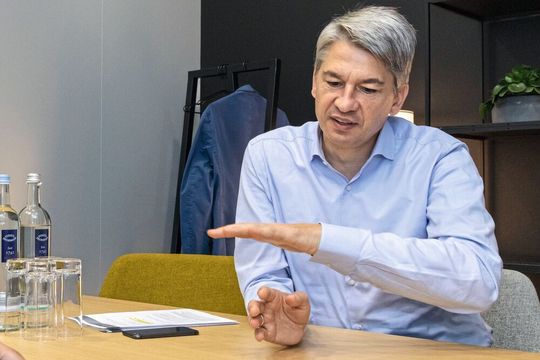 Der neue Vorstandsvorsitzende der Mercedes-Benz Bank, Benedikt Schell, will das Finanzinstitut weiter zum Mobilitätsdienstleister ausbauen. Der neue Vorstandsvorsitzende der Mercedes-Benz Bank, Benedikt Schell, will das Finanzinstitut weiter zum Mobilitätsdienstleister ausbauen.