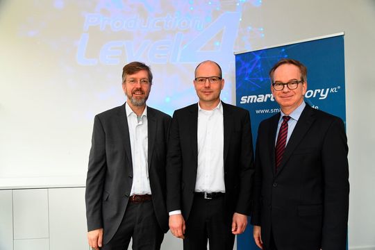 v.l. Andreas Huhmann, Prof. Martin Ruskowski, Prof. Hans Dieter Schotten von Smart- Factory-KL stellen mit Production Level 4 die Produktion der Zukunft vor. v.l. Andreas Huhmann, Prof. Martin Ruskowski, Prof. Hans Dieter Schotten von Smart- Factory-KL stellen mit Production Level 4 die Produktion der Zukunft vor.