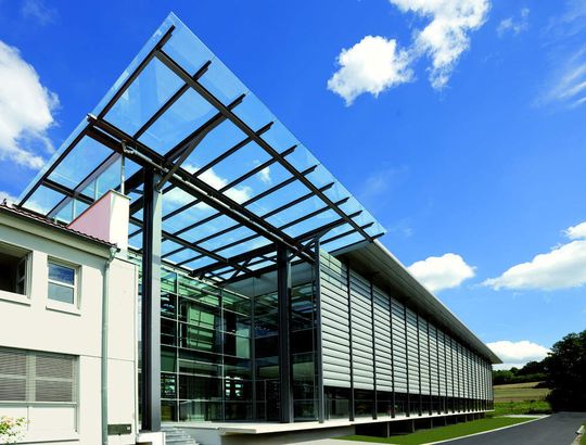 Die moderne, offene Stahl-Glas-Konstruktion soll verdeutlichen, dass Stettler ein international ausgerichtetes Unternehmen ist. Die moderne, offene Stahl-Glas-Konstruktion soll verdeutlichen, dass Stettler ein international ausgerichtetes Unternehmen ist.