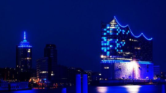 Fünf Themenfelder des Smart City Index machen Stärken und Schwächen der Städte deutlich. Gesamtspitzenreiter Hamburg führt auch die Teilrankings in den Themen Energie und Umwelt (61,4 Punkte) und Gesellschaft (89,3) an.