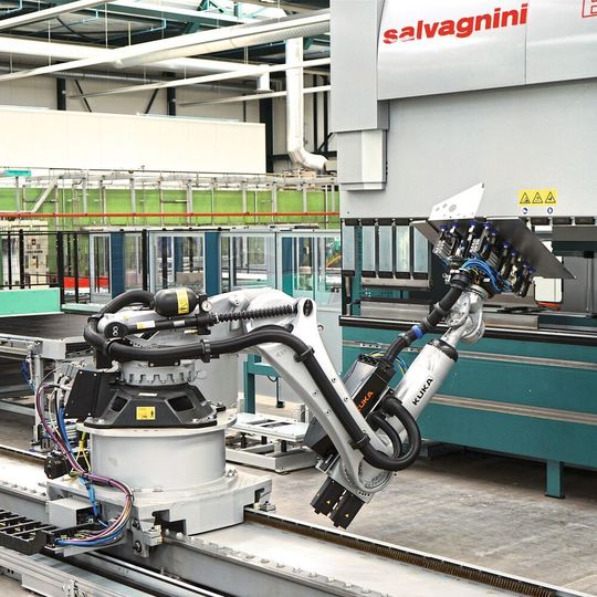 Unbeaufsichtigt prozesssicher: Die mit einem Roboter automatisierte Gesenkbiegepresse B3 (ROBOformER) biegt komplexe Gehäuseteile Unbeaufsichtigt prozesssicher: Die mit einem Roboter automatisierte Gesenkbiegepresse B3 (ROBOformER) biegt komplexe Gehäuseteile