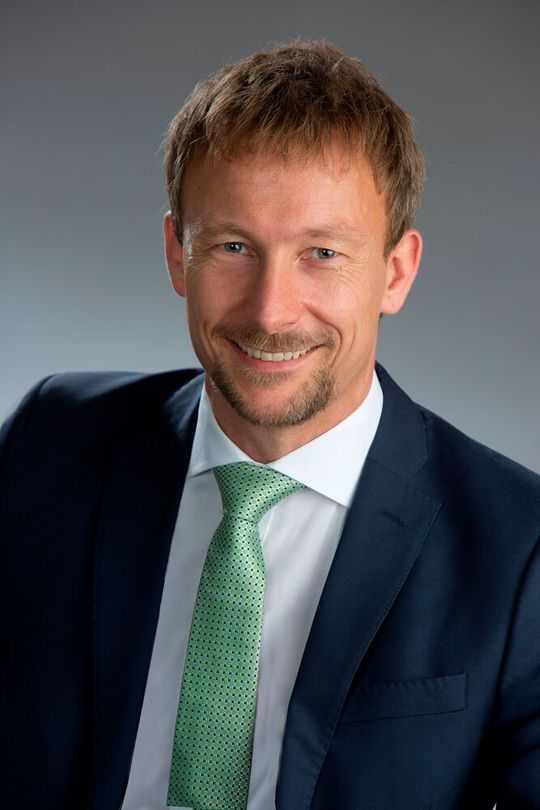 Schwerpunkte in seinem neuen, umfangreichen Aufgabengebiet als COO, sieht Florian Butzmann zum einen darin, die Organisation verantwortungsvoll durch den anstehenden Strukturwandel zu führen. Schwerpunkte in seinem neuen, umfangreichen Aufgabengebiet als COO, sieht Florian Butzmann zum einen darin, die Organisation verantwortungsvoll durch den anstehenden Strukturwandel zu führen.