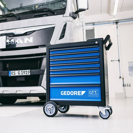 Den Werkzeugwagen „GTT B-S“ mit 177-teiligem Sortiment hat Gedore aktuell im Rahmen der „Blue Deal“-Aktion im Angebot. Den Werkzeugwagen „GTT B-S“ mit 177-teiligem Sortiment hat Gedore aktuell im Rahmen der „Blue Deal“-Aktion im Angebot.