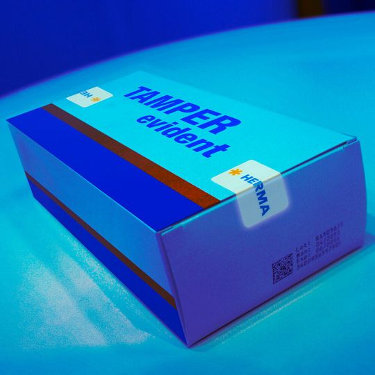 Unter UV-Licht werden die Luminophoren im Klebstoff sichtbar. Unter UV-Licht werden die Luminophoren im Klebstoff sichtbar.