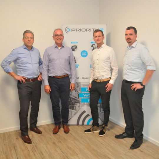 Die Geschäftsführer von PriorityID, Michael Kötter (2.v.l.) und Christian Ungar (4.v.l.), zusammen mit Sander Merkx (GF Mieloo & Alexander, l.) und Eiko Gramlich (Sales Manager DACH bei Mieloo & Alexander, 3.v.l.). Die Geschäftsführer von PriorityID, Michael Kötter (2.v.l.) und Christian Ungar (4.v.l.), zusammen mit Sander Merkx (GF Mieloo & Alexander, l.) und Eiko Gramlich (Sales Manager DACH bei Mieloo & Alexander, 3.v.l.).