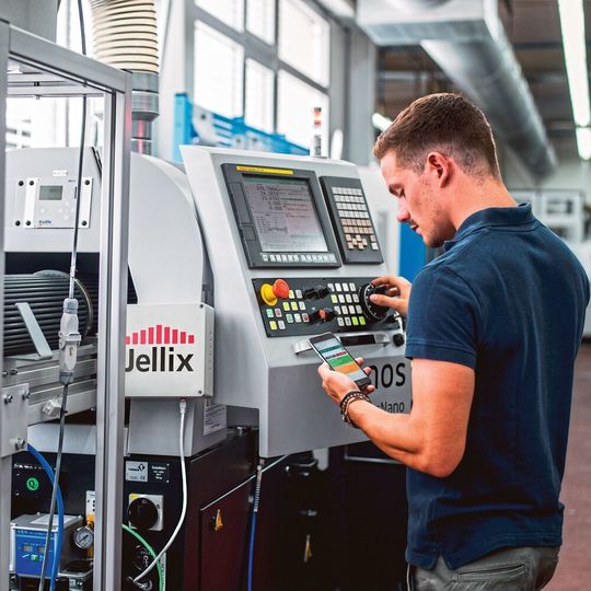 Auch per Smartphone haben Sie mit Jellix jederzeit die Möglichkeit, auf Maschinendaten zurückzugreifen und sogar die Maschine damit zu steuern. Auch per Smartphone haben Sie mit Jellix jederzeit die Möglichkeit, auf Maschinendaten zurückzugreifen und sogar die Maschine damit zu steuern.