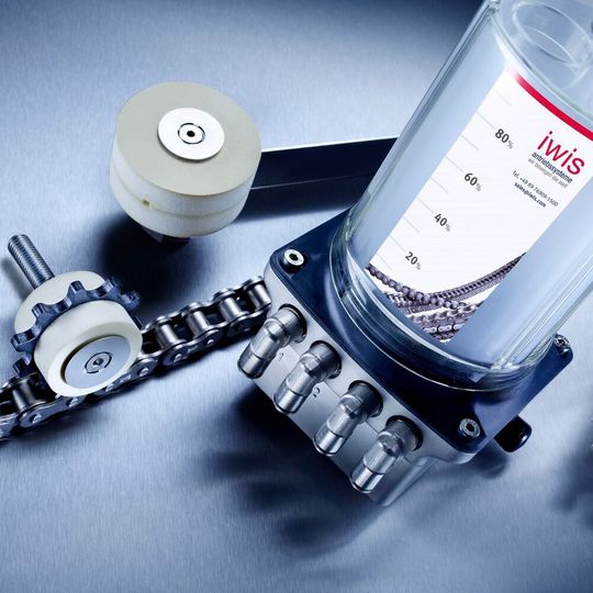 Weil die CLA-Pumpen von Iwis so kompakt bauen, lassen sie sich auch leicht in bereits vorhandene Maschinen und Anlagen integrieren. Weil die CLA-Pumpen von Iwis so kompakt bauen, lassen sie sich auch leicht in bereits vorhandene Maschinen und Anlagen integrieren.