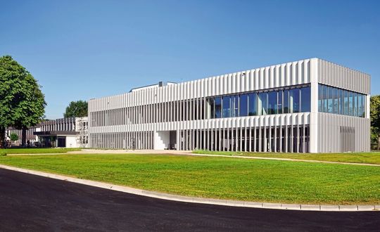 Auf 1400 m² wird in Steinhagen im neuen Technologiezentrum an weiteren Einsatzbereichen der Plasmatechnologie gearbeitet. Auf 1400 m² wird in Steinhagen im neuen Technologiezentrum an weiteren Einsatzbereichen der Plasmatechnologie gearbeitet.