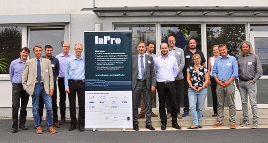 Das Netzwerk für intelligente Produktionstechnologien (Inpro) zog Bilanz auf
dem fünften und letzten Netzwerktreffen am 20. 08. 2019 in Dresden. Gastgeber des Treffens war die Precision Mechanics Group, Spezialist für hochkomplexe Präzisionsbauteile für die internationale Luft- und Raumfahrtindustrie. Das Netzwerk für intelligente Produktionstechnologien (Inpro) zog Bilanz auf
dem fünften und letzten Netzwerktreffen am 20. 08. 2019 in Dresden. Gastgeber des Treffens war die Precision Mechanics Group, Spezialist für hochkomplexe Präzisionsbauteile für die internationale Luft- und Raumfahrtindustrie.