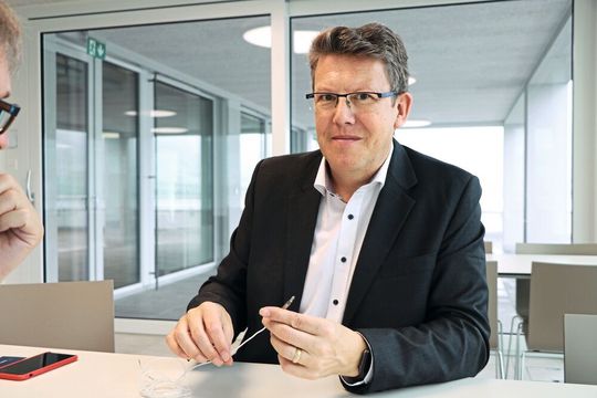 Maxon bietet Mikromotoren für die Medizintechnik in Baugrößen von 4 bis 8 mm an. Im Interview präsentiert Fabian Schnyder einen Motor mit 6 mm Durchmesser. Maxon bietet Mikromotoren für die Medizintechnik in Baugrößen von 4 bis 8 mm an. Im Interview präsentiert Fabian Schnyder einen Motor mit 6 mm Durchmesser.