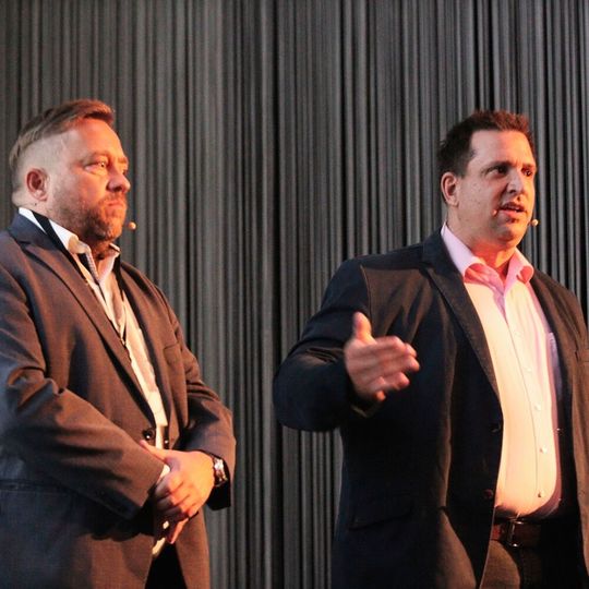 Suzuki-Händlerverbandspräsident Mirko Janovich (li.) und Geschäftsführer Sascha Spindler hatten die Händler des japanischen Importeurs zur Versammlung nach Idar-Oberstein geladen. Suzuki-Händlerverbandspräsident Mirko Janovich (li.) und Geschäftsführer Sascha Spindler hatten die Händler des japanischen Importeurs zur Versammlung nach Idar-Oberstein geladen.