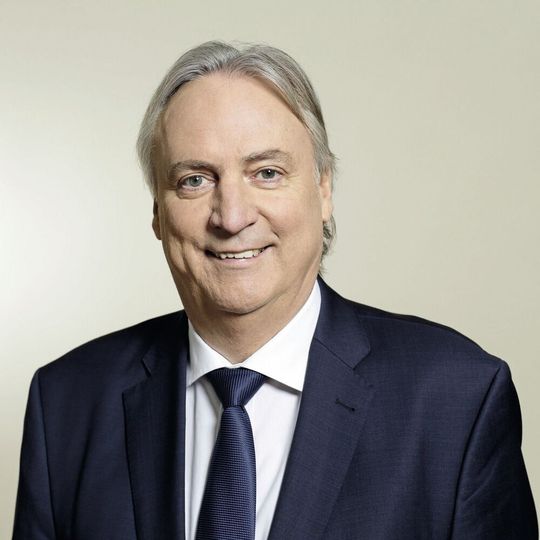 Technologievorstand Prof. Dr.-Ing. Peter Gutzmer verabschiedet sich nach 18 Jahren bei Schaeffler in den Ruhestand. Technologievorstand Prof. Dr.-Ing. Peter Gutzmer verabschiedet sich nach 18 Jahren bei Schaeffler in den Ruhestand.