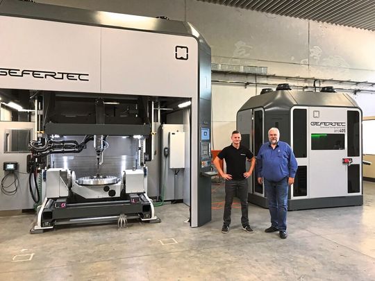 Thomas Kögler (links) von Gefertec übergibt die arc405 an Gregor Sodeikat, Geschäftsführer bei Rolf Lenk. Thomas Kögler (links) von Gefertec übergibt die arc405 an Gregor Sodeikat, Geschäftsführer bei Rolf Lenk.