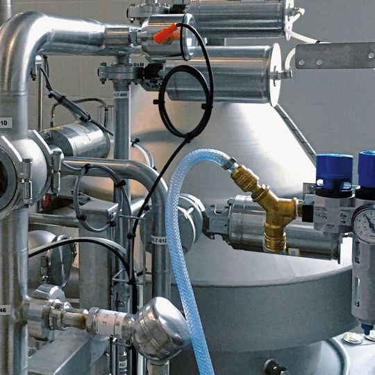 Exspect Trübungssensor im Ablauf eines Separators in einer Brauerei. Exspect Trübungssensor im Ablauf eines Separators in einer Brauerei.