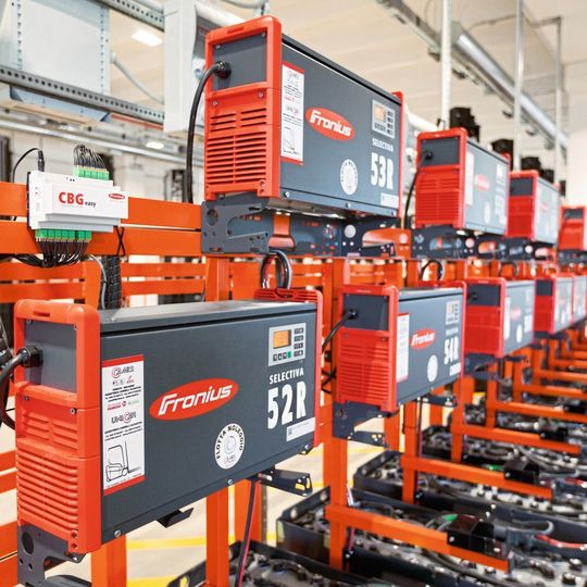 Das Informations- und Managementsystem Cool Battery Guide Easy verbessert die Auslastung des Batteriepools deutlich: Eine Steuereinheit verarbeitet die Daten der Ladegeräte und zeigt dem Benutzer, welche Batterie am längsten vollgeladen und damit am kühlsten ist. Das Informations- und Managementsystem Cool Battery Guide Easy verbessert die Auslastung des Batteriepools deutlich: Eine Steuereinheit verarbeitet die Daten der Ladegeräte und zeigt dem Benutzer, welche Batterie am längsten vollgeladen und damit am kühlsten ist.