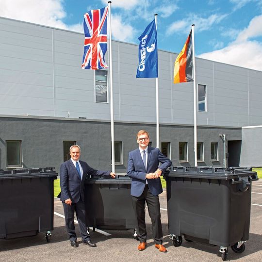Steve Poppitt (l.), Managing Director bei Craemer UK Ltd., und Frank Bross, Finance and Operations Director, vor dem ersten eigenen 1100-l-Müllgroßbehälter „MGBneo“. Steve Poppitt (l.), Managing Director bei Craemer UK Ltd., und Frank Bross, Finance and Operations Director, vor dem ersten eigenen 1100-l-Müllgroßbehälter „MGBneo“.