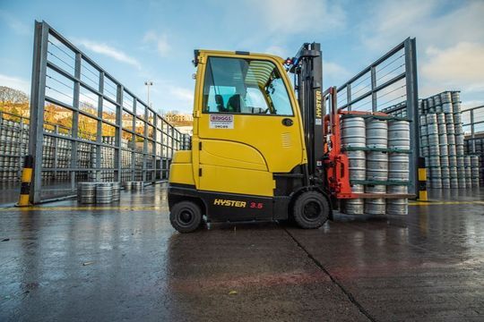 Mit speziellen Fassgreifern stellen unterschiedliche Behältergrößen kein Problem dar. Mit speziellen Fassgreifern stellen unterschiedliche Behältergrößen kein Problem dar.