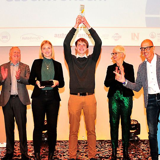 Die beiden Kunzmann-Azubis, Selina Klement und Luka Gossens, freuten sich sehr über den Sieg beim Autoberufe-Award. Die beiden Kunzmann-Azubis, Selina Klement und Luka Gossens, freuten sich sehr über den Sieg beim Autoberufe-Award.