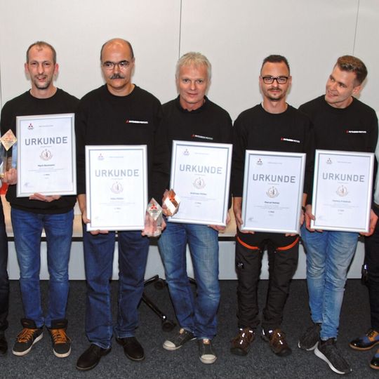 Die nationale Vorentscheidung der Mitsubishi-„Techniker-Olympiade“ gewann Mark Baumann (1. v.li.). Die nationale Vorentscheidung der Mitsubishi-„Techniker-Olympiade“ gewann Mark Baumann (1. v.li.).