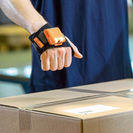 Freihändig und ergonomisch kommissionieren mit dem „MARK2“ von Proglove. Freihändig und ergonomisch kommissionieren mit dem „MARK2“ von Proglove.