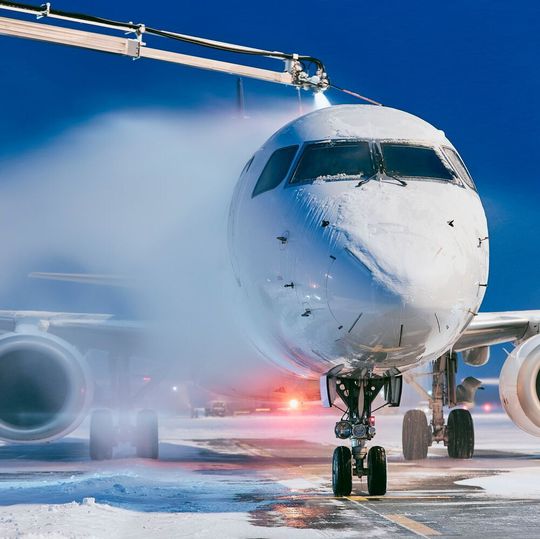 Flugzeug-Enteisungsmittel auf Basis von Propylenglykol spielen eine wichtige Rolle bei der Gewährleistung eines sicheren und unterbrechungsfreien Winterflugbetriebs unter schwierigen Witterungsbedingungen. Flugzeug-Enteisungsmittel auf Basis von Propylenglykol spielen eine wichtige Rolle bei der Gewährleistung eines sicheren und unterbrechungsfreien Winterflugbetriebs unter schwierigen Witterungsbedingungen.