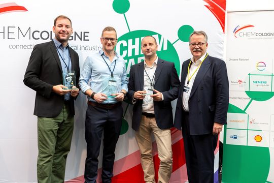 Chem Startup-Award 2019: Bastian Baumgart (2. Platz), Kristians Grundstoks (1. Platz), Pablo Outón (3. Platz) und Clemens Mittelviefhaus (Vorstandsvorsitzender Chem Cologne) Chem Startup-Award 2019: Bastian Baumgart (2. Platz), Kristians Grundstoks (1. Platz), Pablo Outón (3. Platz) und Clemens Mittelviefhaus (Vorstandsvorsitzender Chem Cologne)