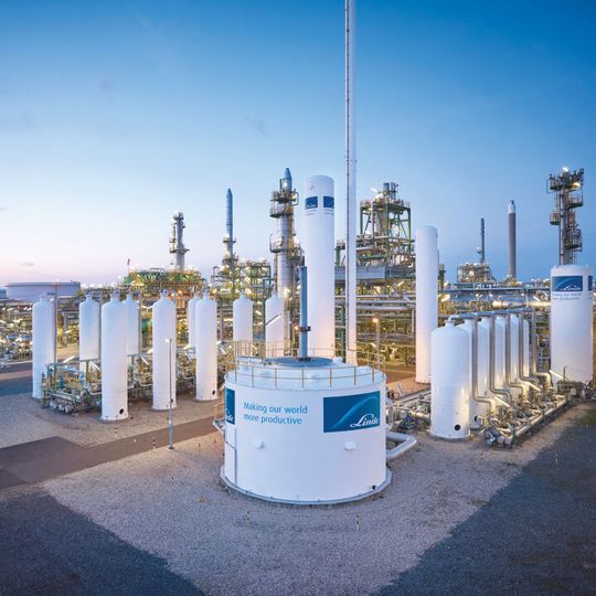 Aktuell arbeiten in Europa drei Wasserstoff- Verflüssigungsanlagen, eine davon am Produktionsstandort des Industriegasekonzerns Linde in Leuna. Aktuell arbeiten in Europa drei Wasserstoff- Verflüssigungsanlagen, eine davon am Produktionsstandort des Industriegasekonzerns Linde in Leuna.