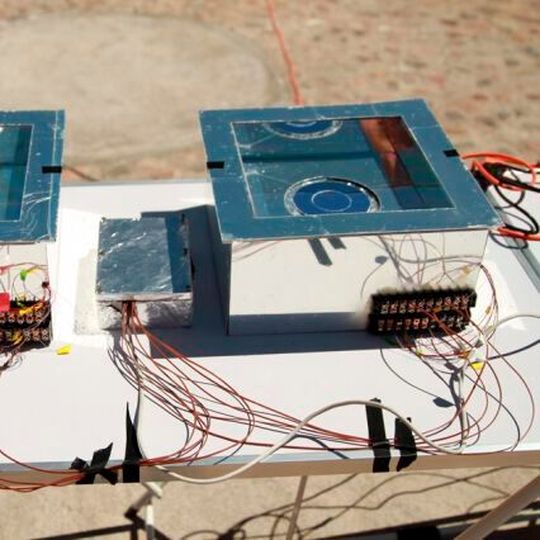 In field tests, the performance of the radiative cooling device was measured under full sunlight, both with the insulating material in place and without it (right). In field tests, the performance of the radiative cooling device was measured under full sunlight, both with the insulating material in place and without it (right).