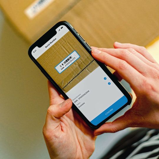 Während ein Mitarbeiter eine Chargennummer scannt, findet simultan eine Identifikation und Abfrage statt. Während ein Mitarbeiter eine Chargennummer scannt, findet simultan eine Identifikation und Abfrage statt.