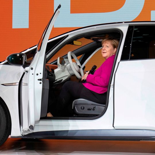 Bundeskanzlerin Angela Merkel im VW ID 3. Bundeskanzlerin Angela Merkel im VW ID 3.