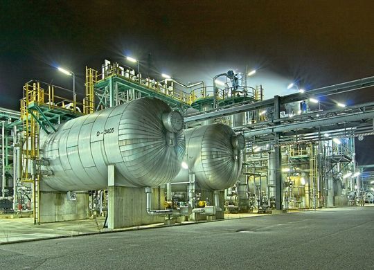 Bild 1: In Anwendungen mit Explosionsgefährdung, wie beispielsweise der chemischen Industrie, ist die Zündschutzart Überdruckkapselung (Ex p) oft eine praxisgerechte Lösung. Bild 1: In Anwendungen mit Explosionsgefährdung, wie beispielsweise der chemischen Industrie, ist die Zündschutzart Überdruckkapselung (Ex p) oft eine praxisgerechte Lösung.