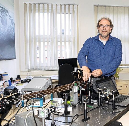 Prof. Dr. Jan Meijer forscht mit einem roten Diamanten. Prof. Dr. Jan Meijer forscht mit einem roten Diamanten.