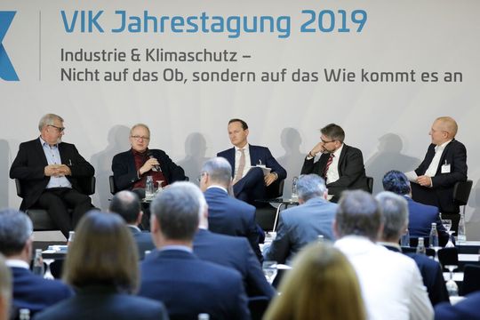 Podiumsdiskussion Versorgungssicherheit trotz Kohleausstieg. Teilnehmer von links nach rechts: Joachim Vanzetta (Amprion), Achim Zerres (Bundesnetzagentur), Dr. Uwe Liebelt (BASF), Prof Dr. Marc Bettzüge (EWI), Moderator Klaus Stratmann (Handelsblatt) Podiumsdiskussion Versorgungssicherheit trotz Kohleausstieg. Teilnehmer von links nach rechts: Joachim Vanzetta (Amprion), Achim Zerres (Bundesnetzagentur), Dr. Uwe Liebelt (BASF), Prof Dr. Marc Bettzüge (EWI), Moderator Klaus Stratmann (Handelsblatt)