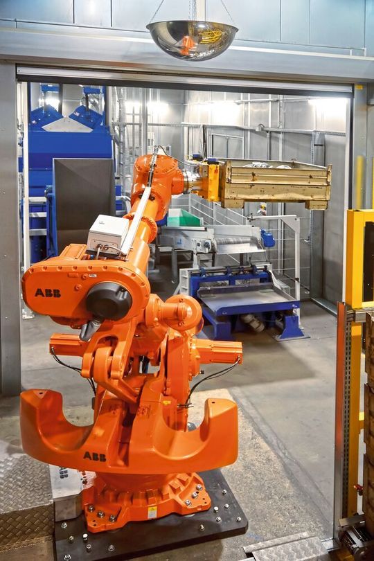 Strahlzelle mit Roboter, Strahlmaschine und Förderbändern. Strahlzelle mit Roboter, Strahlmaschine und Förderbändern.