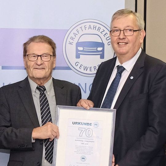 Urkunde zum 70-jährigen Bestehen der Kfz-Innung Salzgitter: Obermeister Gerhard Kunze (li.) und Präsident Karl-Heinz Bley vom Kfz-Gewerbe Niedersachsen-Bremen. Urkunde zum 70-jährigen Bestehen der Kfz-Innung Salzgitter: Obermeister Gerhard Kunze (li.) und Präsident Karl-Heinz Bley vom Kfz-Gewerbe Niedersachsen-Bremen.