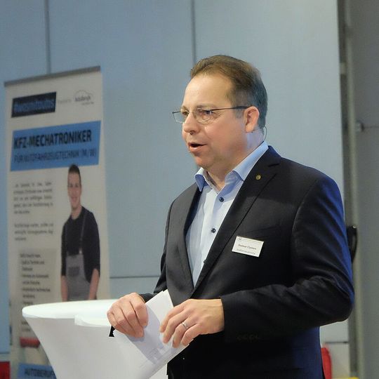 Obermeister Dietmar Clysters sieht auf Verkäufer neue Aufgaben zukommen. Obermeister Dietmar Clysters sieht auf Verkäufer neue Aufgaben zukommen.