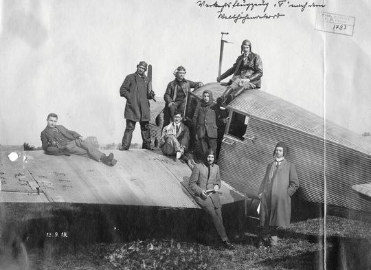 Die F 13 „Annelise“ nach dem Höhenweltrekord mit der Besatzung: Dipl.-Ing. Friedrich Brandenburg, Dipl.-Ing. Georg Madelung, Pilot Emil Monz,Techniker Kurt A. Erfurth, Dipl.-Ing. Duckstein, Jfa-Buchhalter Rudolph Müller, der Leiter der Instrumenten-Abteilung der DVL, Robert Gsell und sein Mitarbeiter Dipl.-Ing. Fritz Müller. Die F 13 „Annelise“ nach dem Höhenweltrekord mit der Besatzung: Dipl.-Ing. Friedrich Brandenburg, Dipl.-Ing. Georg Madelung, Pilot Emil Monz,Techniker Kurt A. Erfurth, Dipl.-Ing. Duckstein, Jfa-Buchhalter Rudolph Müller, der Leiter der Instrumenten-Abteilung der DVL, Robert Gsell und sein Mitarbeiter Dipl.-Ing. Fritz Müller.