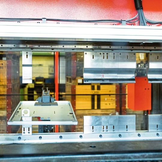 Zuverlässig produzieren: Mit Hilfe der Software von SPI gelingt es Blechverarbeitern, fertigungsgerechte Daten aus den vorliegenden 3D-Bauteilkonstruktionen zu generieren. Zuverlässig produzieren: Mit Hilfe der Software von SPI gelingt es Blechverarbeitern, fertigungsgerechte Daten aus den vorliegenden 3D-Bauteilkonstruktionen zu generieren.