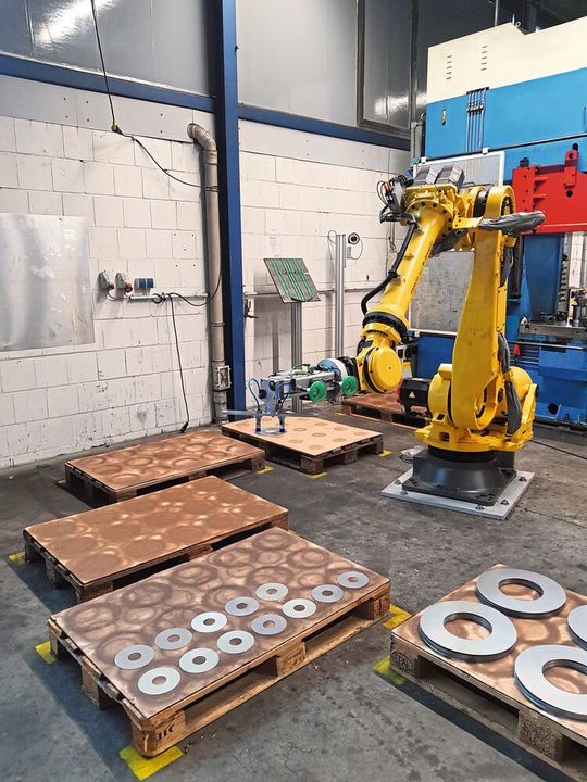Mit einer 3D-Kamera werden unterschiedliche Bauteile durch den Roboter erkannt. Mit einer 3D-Kamera werden unterschiedliche Bauteile durch den Roboter erkannt.