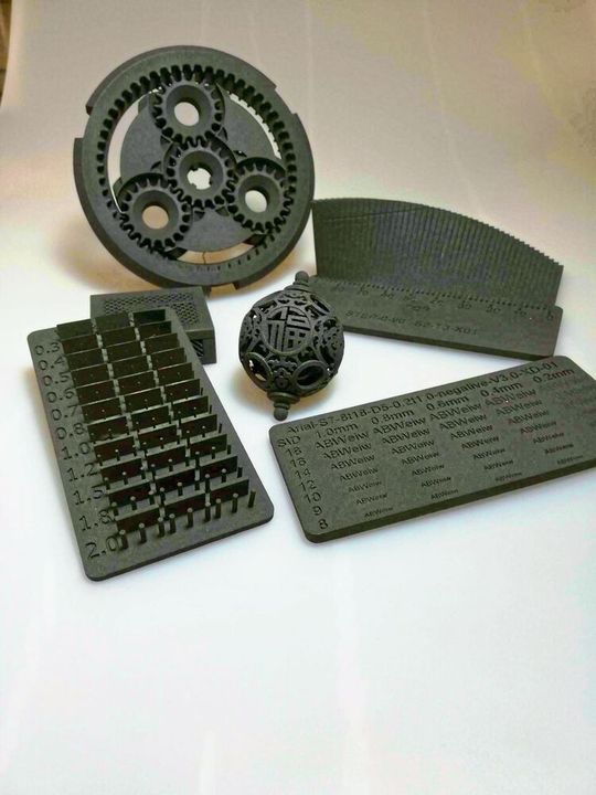 Solche Bauteile aus PA1212 gehören zu den Produkten, die Rapid Manufacturing auf der Beta-Version der Flight-HT403P fertigt. Solche Bauteile aus PA1212 gehören zu den Produkten, die Rapid Manufacturing auf der Beta-Version der Flight-HT403P fertigt.