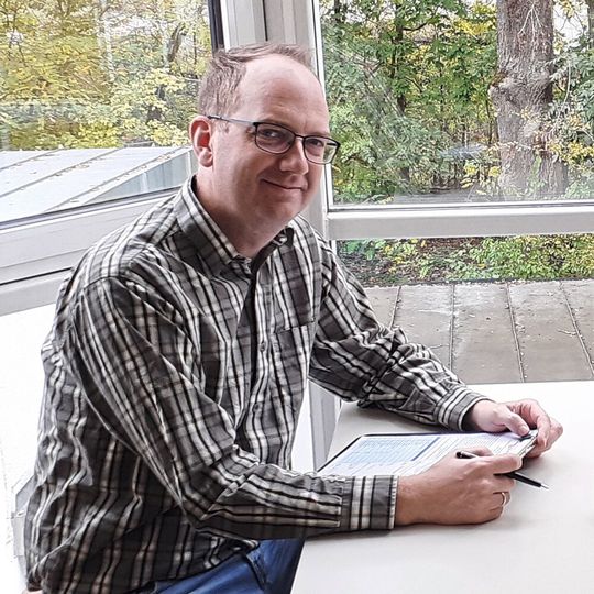 Abb. 1: Prof. Dr. Matthias Noll vom Institut für Bioanalytik der Hochschule Coburg entwickelt zusammen mit Angeline Hoffmann ein Dekontaminierungsverfahren für Zecken. Abb. 1: Prof. Dr. Matthias Noll vom Institut für Bioanalytik der Hochschule Coburg entwickelt zusammen mit Angeline Hoffmann ein Dekontaminierungsverfahren für Zecken.