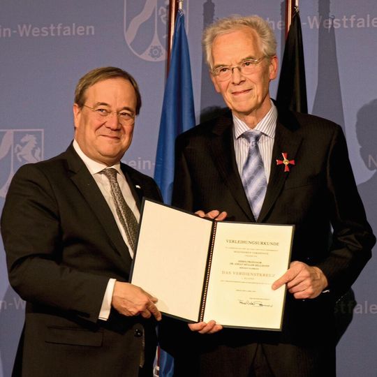 Hohe Auszeichnung: NRW-Ministerpräsident Armin Laschet (links) überreicht dem Elektrobuspionier Professor Adolf Müller-Hellmann das Bundesverdienstkreuz. Hohe Auszeichnung: NRW-Ministerpräsident Armin Laschet (links) überreicht dem Elektrobuspionier Professor Adolf Müller-Hellmann das Bundesverdienstkreuz.
