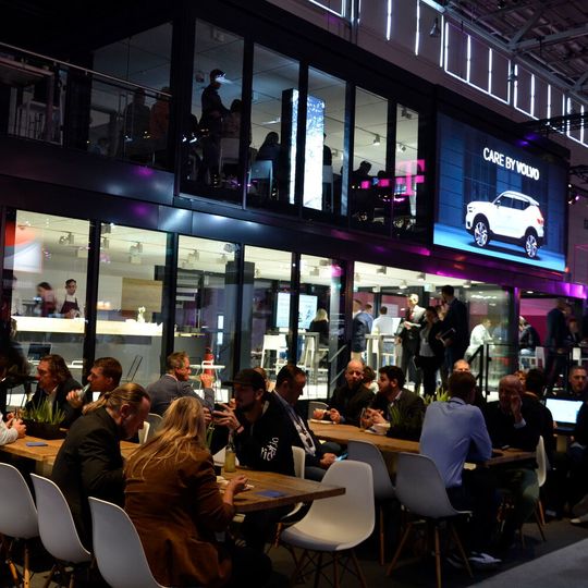 Volvo war nicht nur mit seinem Markenhaus auf dem Digitalisierungsevent Digital X präsent, sondern stellte auch den Shuttleservice. Volvo war nicht nur mit seinem Markenhaus auf dem Digitalisierungsevent Digital X präsent, sondern stellte auch den Shuttleservice.