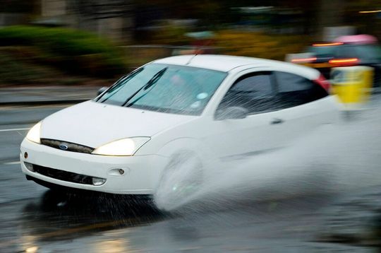Regnet es und wenn ja, wie stark? Das verrät der Zustand der Scheibenwischer. Werden die Daten vieler Autos ausgewertet, dann lässt sich das Wetter in einer Region recht präzise ermitteln. Regnet es und wenn ja, wie stark? Das verrät der Zustand der Scheibenwischer. Werden die Daten vieler Autos ausgewertet, dann lässt sich das Wetter in einer Region recht präzise ermitteln.