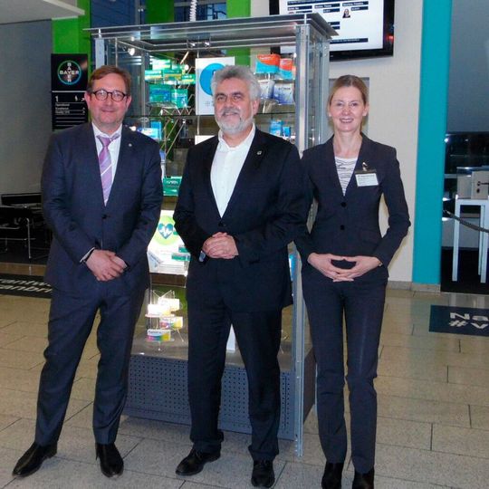 Dr. Frank Wilgmann (Geschäftsführer Bayer Bitterfeld), Sachsen-Anhalts Wirtschaftsminister Prof. Dr. Armin Willingmann und Nora Schmidt-Kesseler (Hauptgeschäftsführerin Nordostchemie-Verbände) beim Pharmadialog in Bitterfeld. Dr. Frank Wilgmann (Geschäftsführer Bayer Bitterfeld), Sachsen-Anhalts Wirtschaftsminister Prof. Dr. Armin Willingmann und Nora Schmidt-Kesseler (Hauptgeschäftsführerin Nordostchemie-Verbände) beim Pharmadialog in Bitterfeld.