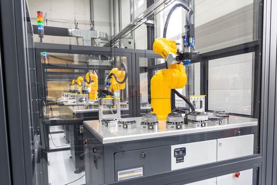 Fünf Stäubli-Roboter polieren Keramikspangen für Gangwahlhebel bei toolcraft. Die Präzision der Bearbeitung wird durch die Werkzeuglängenmessung mit dem Werkzeug-Messtaster Z-Nano von Blum gewährleistet. Fünf Stäubli-Roboter polieren Keramikspangen für Gangwahlhebel bei toolcraft. Die Präzision der Bearbeitung wird durch die Werkzeuglängenmessung mit dem Werkzeug-Messtaster Z-Nano von Blum gewährleistet.