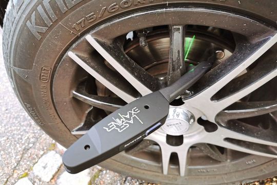 Ein Magnet fixiert den Examiner in der korrekten Messposition auf der Bremsscheibe. Der schlanke Messfuß passt auch durch relativ schmale Speichendurchbrüche. Ein Magnet fixiert den Examiner in der korrekten Messposition auf der Bremsscheibe. Der schlanke Messfuß passt auch durch relativ schmale Speichendurchbrüche.